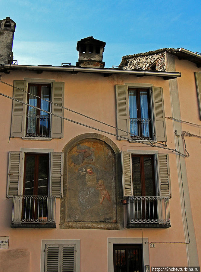 Ну и конечно фрески на фасадах домов, такие популярные в Италии. В Варалло я много не нашел, но парочка все-же попалась Варалло, Италия