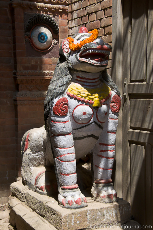 Гуляя по Катманду, то и дело натыкаешься на различные религиозные статуи, храмы и ступы. Катманду, Непал