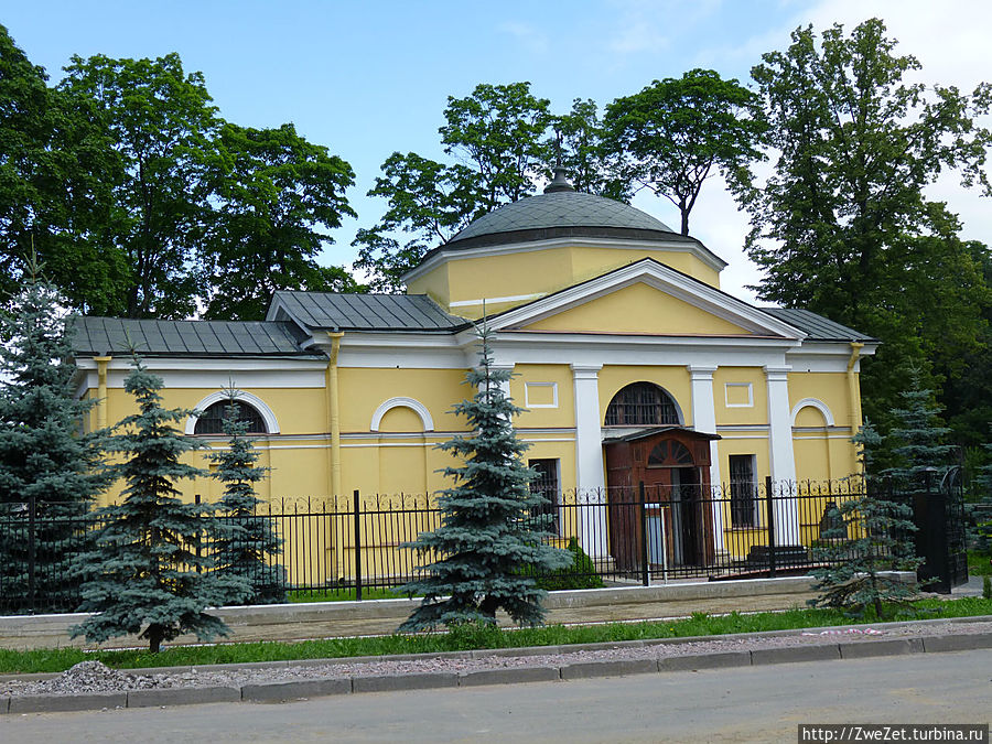 Я этим городом храним. 