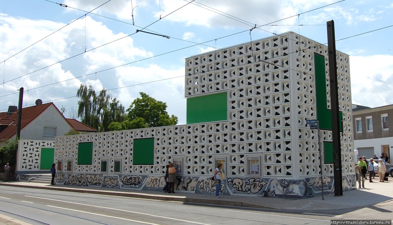 Библиотека в Магдебурге, созданная из пивных ящиков и прочих материалов с заброшенного пивного склада. Приштина, Республика Косово