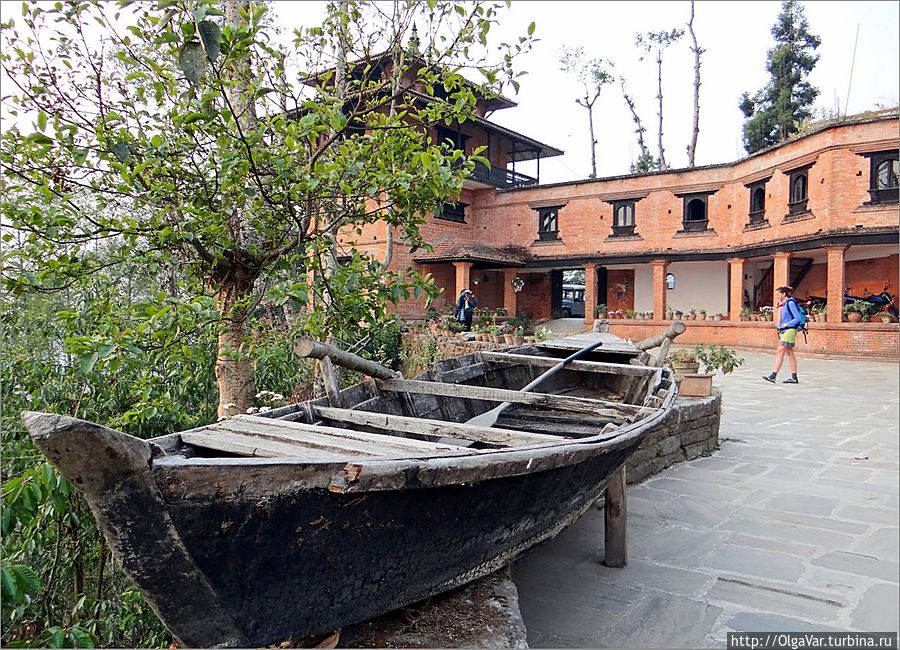 Во внутреннем дворике одного из отелей я с удивлением обнаружила лодку. Видимо, сюда её занесли на случай всемирного потопа ... Чангу-Нароян, Непал