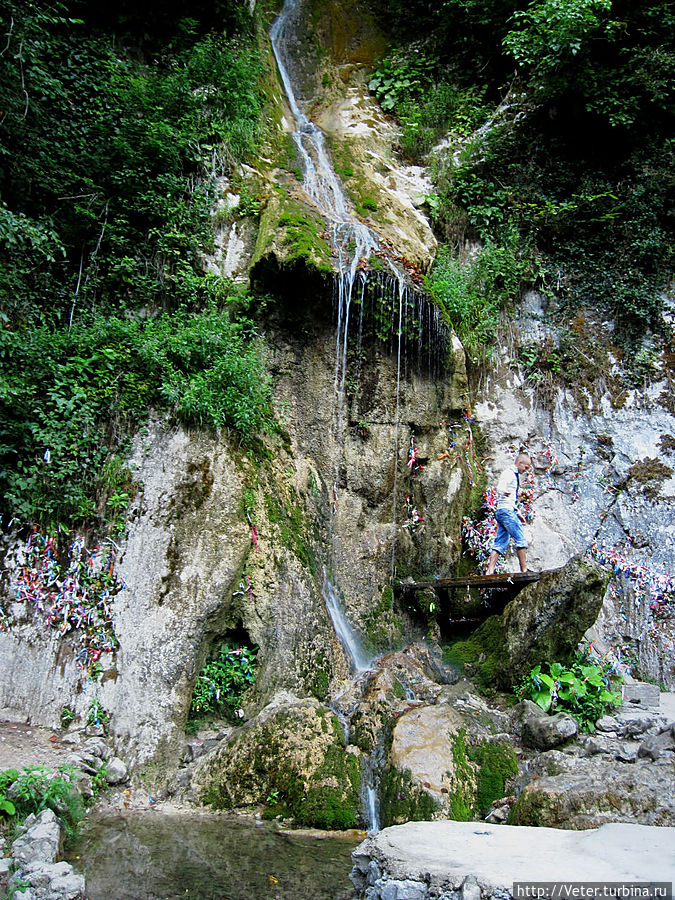 На  31 километре тонко струится, развивая брызги, небольшой горный водопад Мужские слезы. Рица Реликтовый Национальный Парк, Абхазия