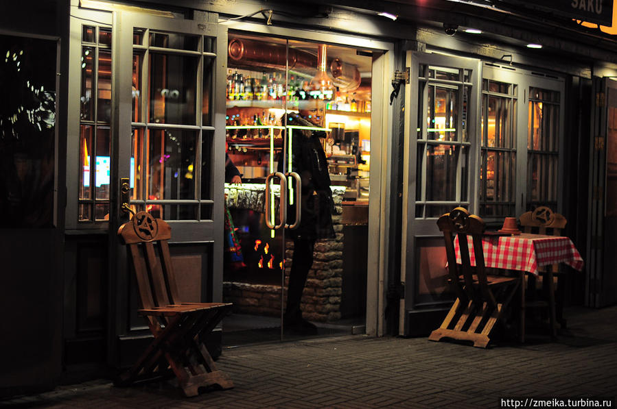 Когда снаружи прохладно, можно погреться в кафе Таллин, Эстония