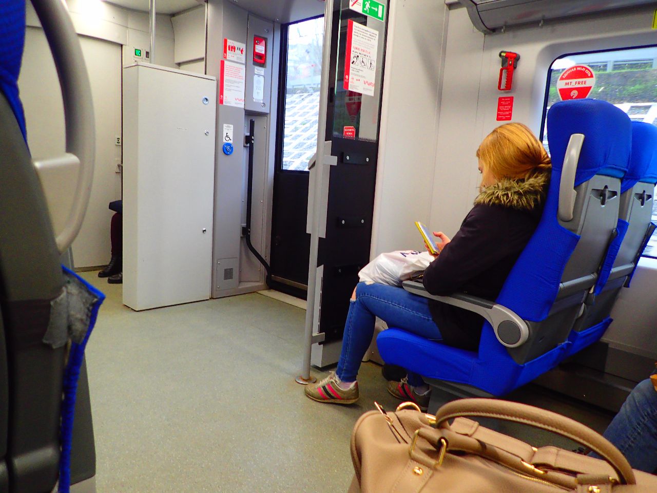 иволга поезд usb зарядка. Usb розетка в метро. ласточка 10 вагон. юсб розетка в поезде. ласточка есть ли зарядка.