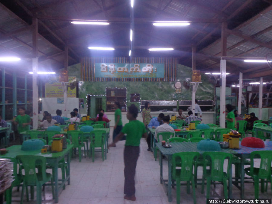 Кафе на трассе Моулмейн, Мьянма