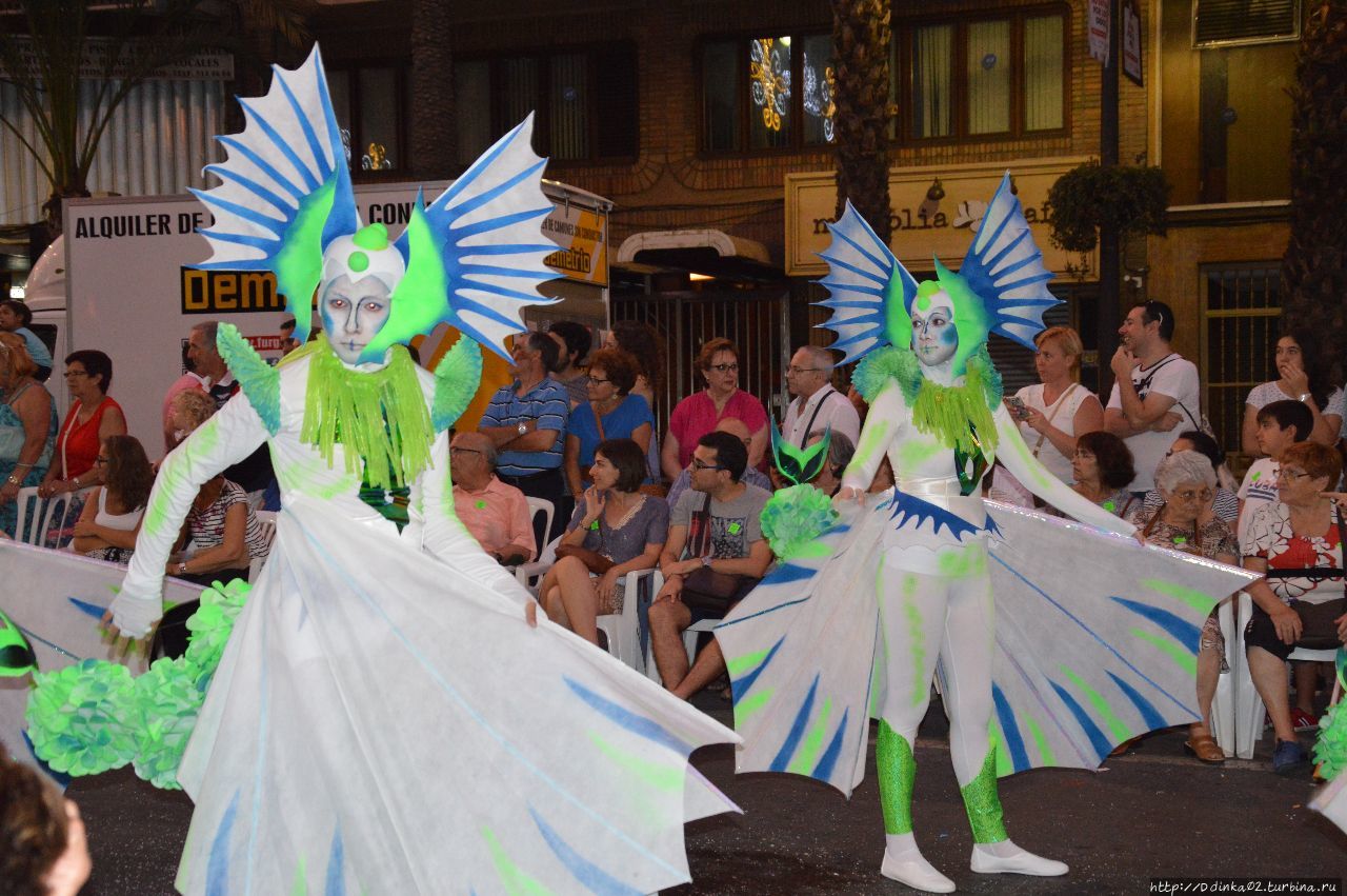 карнавальное шествие по Rambla de Méndez Núñez Аликанте, Испания