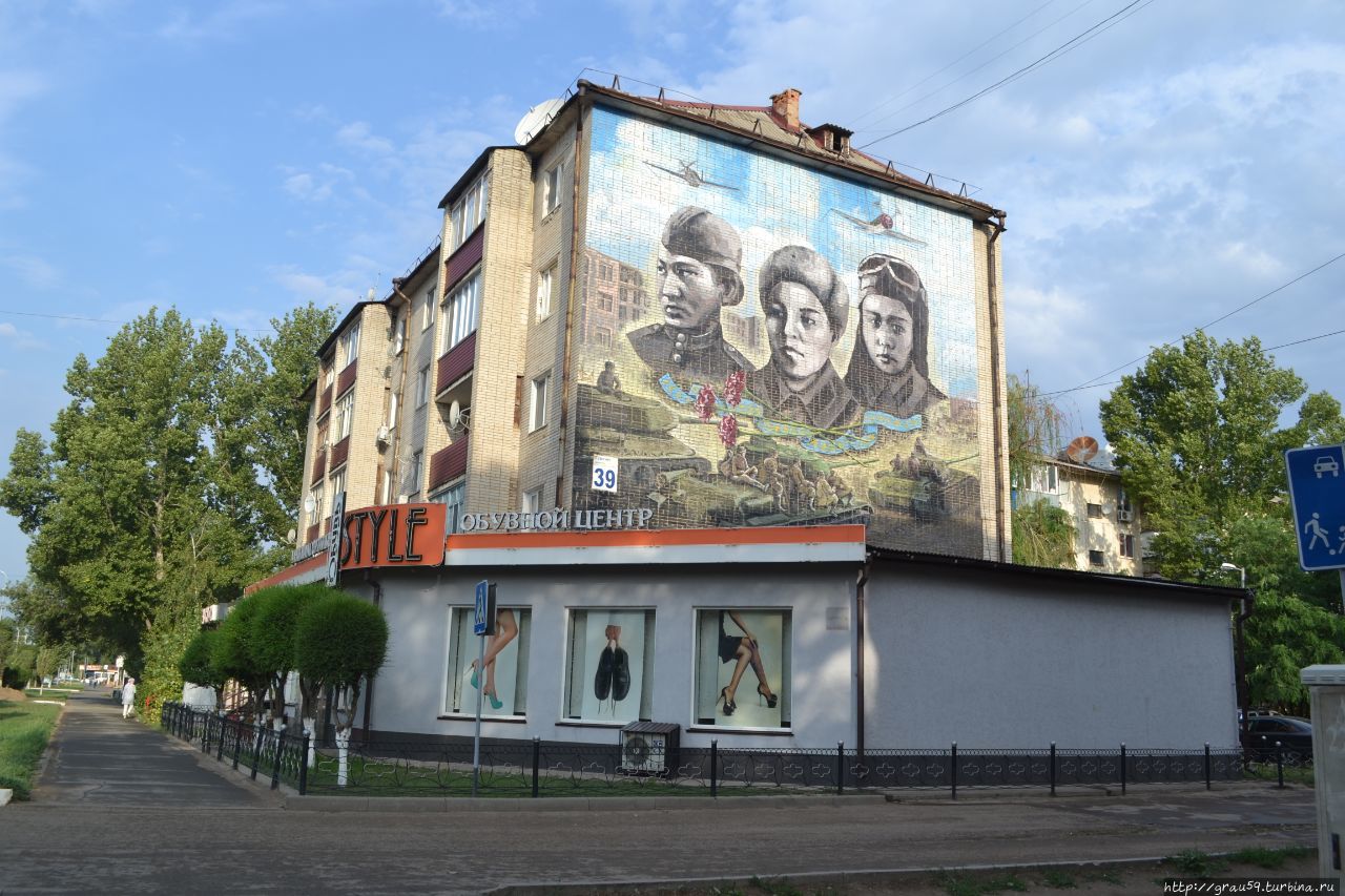 Граффити с изображением трех казахских героинь Уральск, Казахстан
