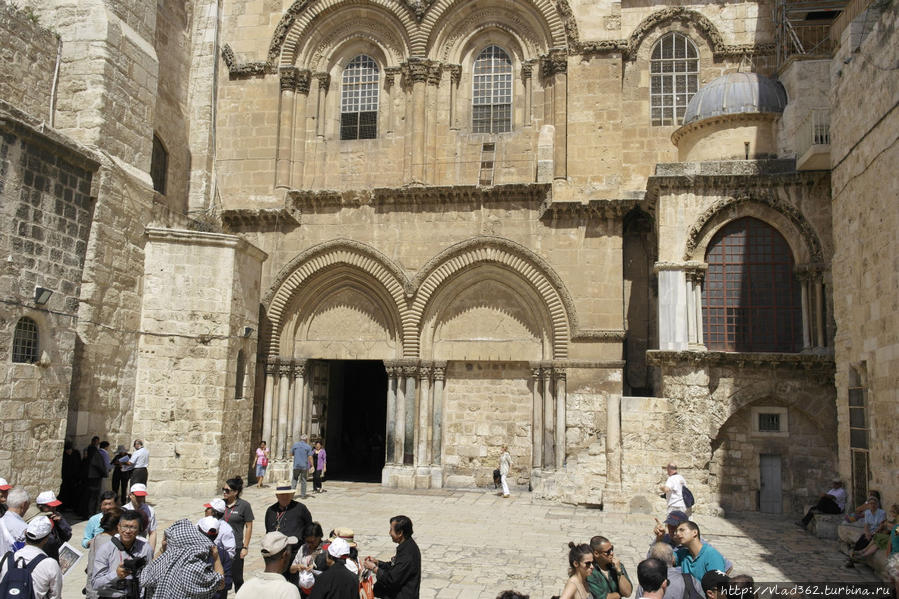 Вход в храм гроба господня в Иерусалиме. Иерусалим, Израиль