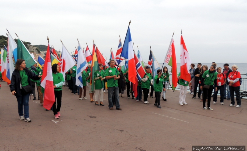 Торжественный парад открывают волонтеры с флагами всех государств, спортсмены которых будут участвовать в этих Играх Ницца, Франция