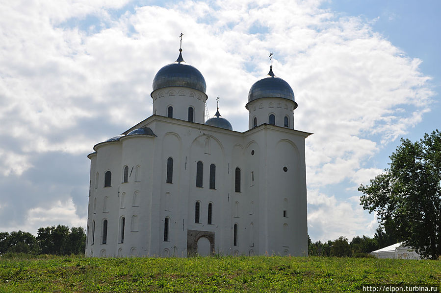 … Главный храм Юрьева монастыря — Георгиевский собор, построен в 1119 году. Великий Новгород, Россия