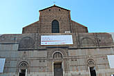 Basilica di San Petronio.
 Главный вход украшен барельефами с изображением сцен Ветхого Завета работы скульптора XV века Якопо делла Кверча. Внутри находится старейший в Италии орган и древние солнечные часы в которых луч света проникает через маленькое отверстие в крыше.
 На полу собора в 1665 году по проекту астронома Джованни Кассини самый большой в мире меридиан, который доказывает, что Земля вращается вокруг солнца.