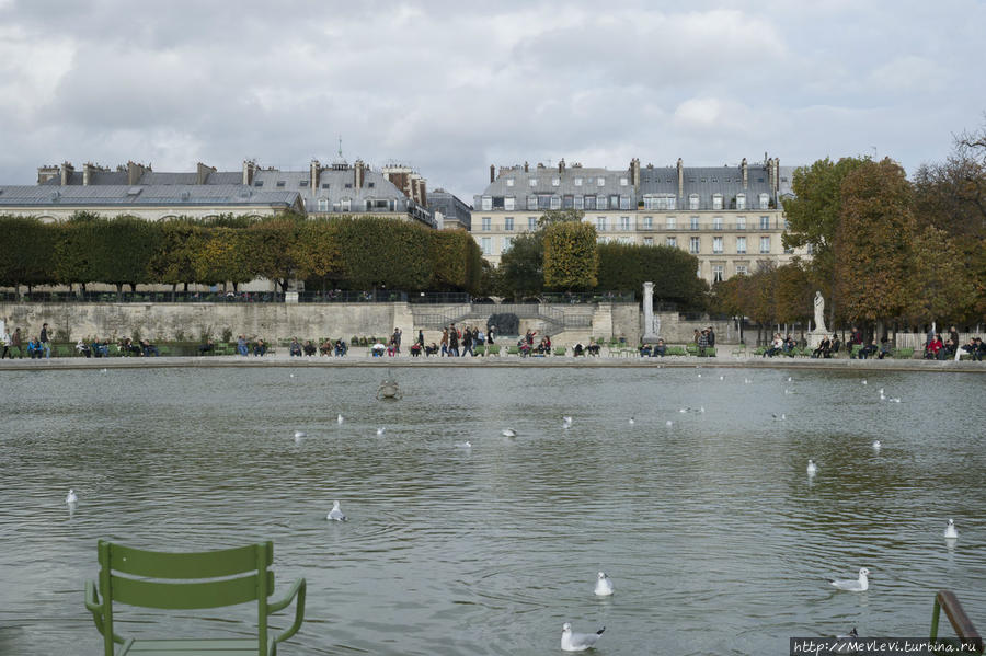 У Лувра Париж, Франция