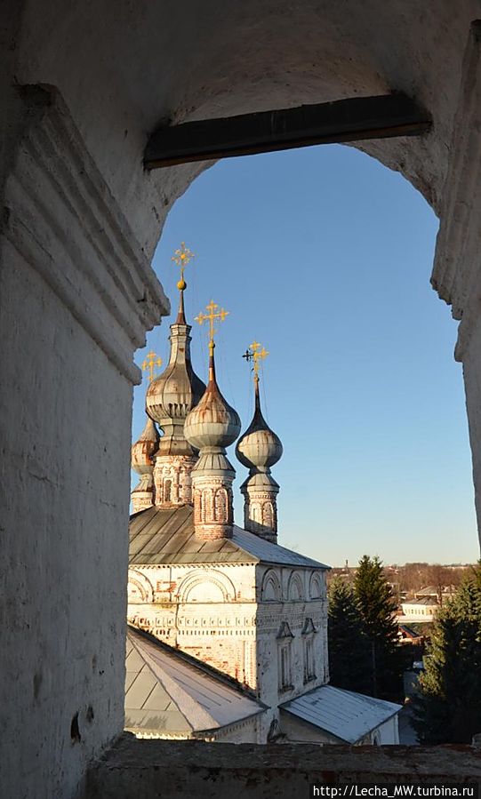 Вид на надвратную церковь Иоана Богослова Юрьев-Польский, Россия