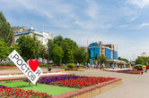 Ростов нельзя назвать цельным городом. Здесь несколько сред, каждая из которых живет по своим правилам.