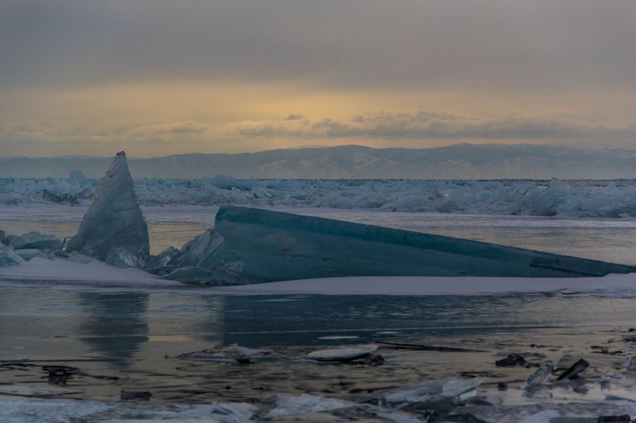 голубой лёд Байкала Хужир, остров Ольхон, Россия
