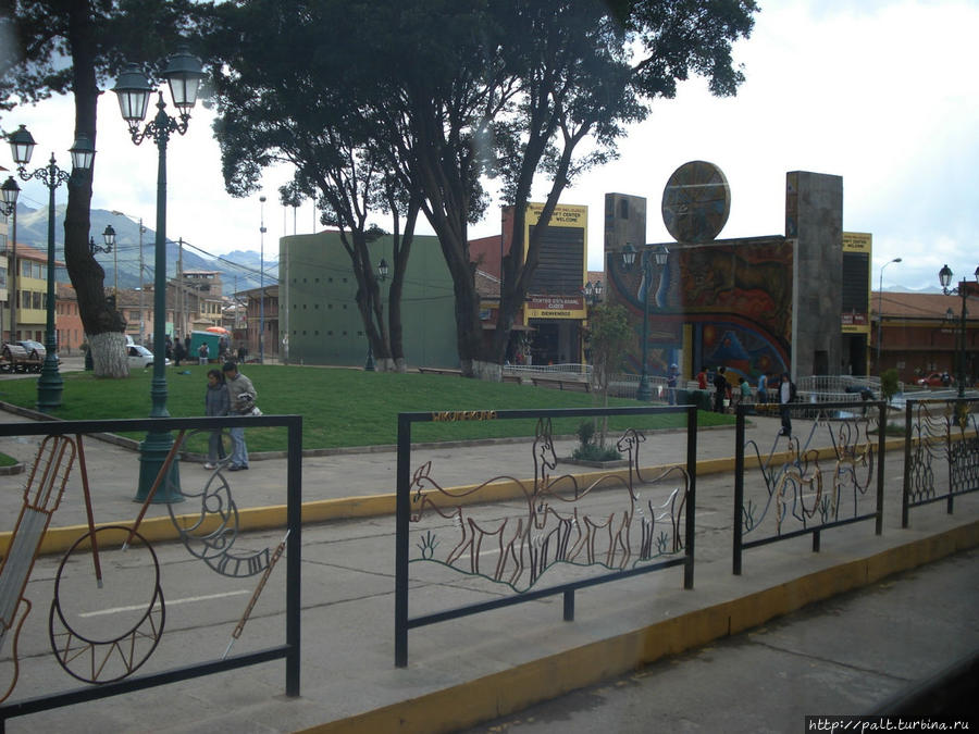 Изображения всеми почитаемых в Перу викуний украшают улицы Куско Регион Куско, Перу
