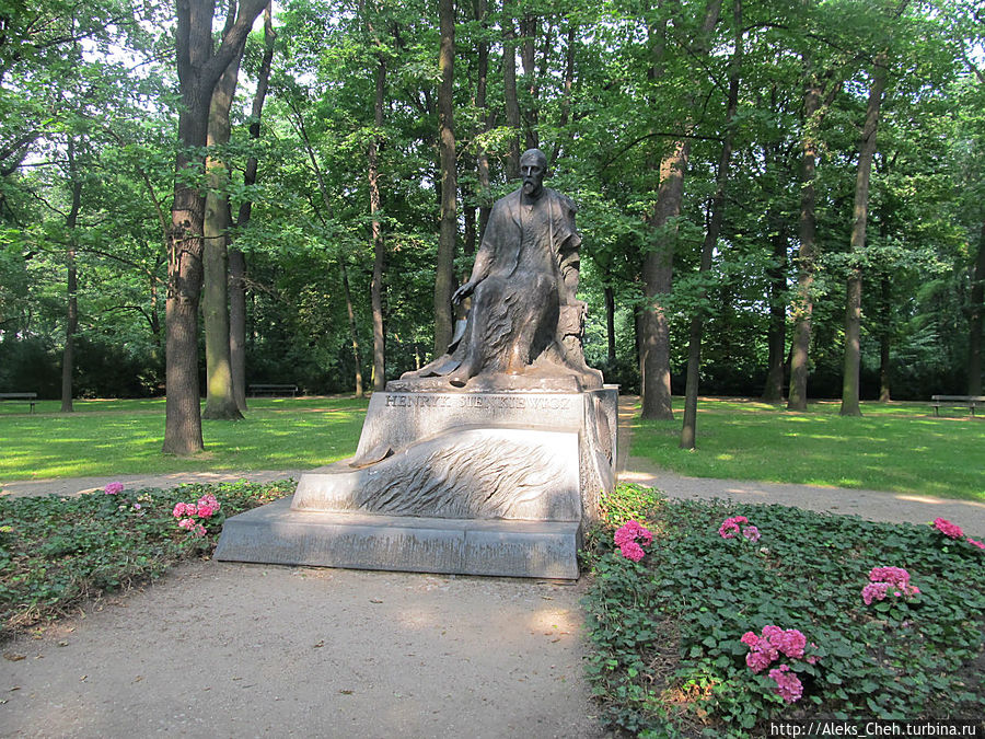 Памятник Генрику Сенкевичу — одному из самых известных польских писателей ХIX и XX века, лауреату Нобелевской премии 1905 года. Варшава, Польша