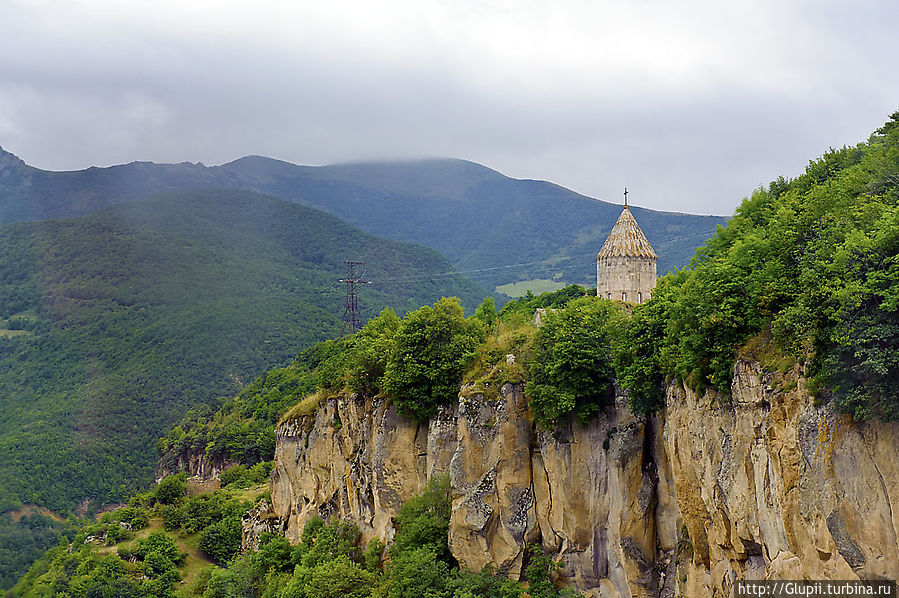 А вот и конечная цель нашего путешествия — тысячелетний монастырский комплекс Татев, жемчужина армянского зодчества. Но о нём в другой раз. Татев, Армения