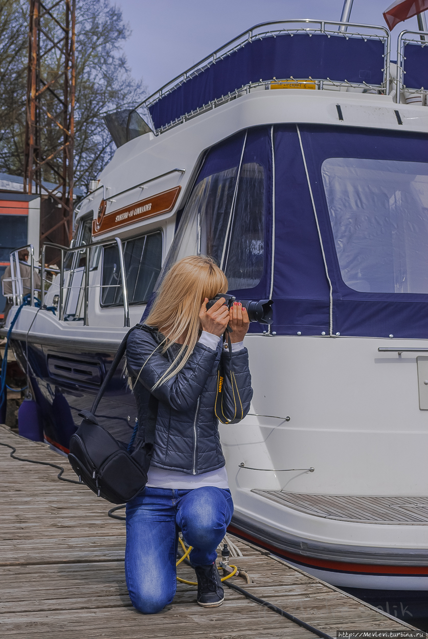 Красивые девушки, лодки, май месяц Рига, Латвия