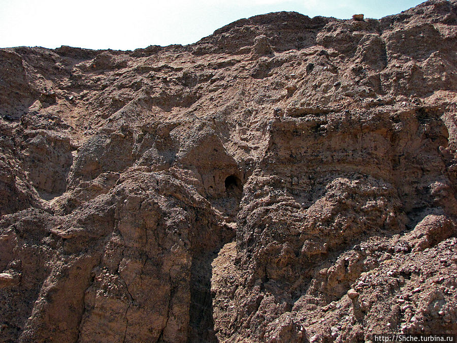 не понятная пещерка — для птицы великовата, для зверя — высоковато... Национальный парк Долина Смерти, CША