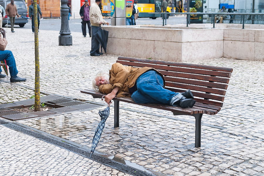 В Португалии у всех без исключения зонт только в виде трости. А спящий человек в городе обычное явление. В этом случае все в лучшем виде. Лиссабон, Португалия