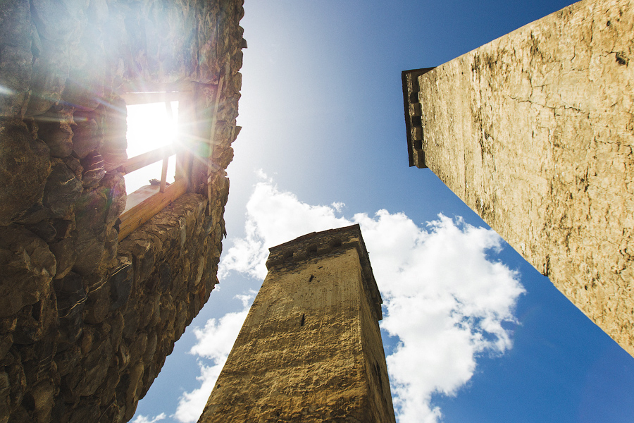 Знаменитые сванские башни — символ Сванетии. Нигде в мире больше нет даже аналога этим уникальным оборонительным сооружениям. Такая башня строилась возле каждого дома и служила семьям убежищем в случае войны.