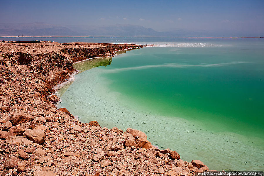 В Мертвое море впадают несколько пересыхающих ручьев и река Иордан, только за последние 40 лет объем поступающей воды сократился почти в 15 раз. Мертвое море, Израиль