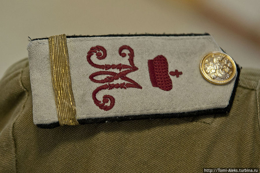 И погоны с вензелем 