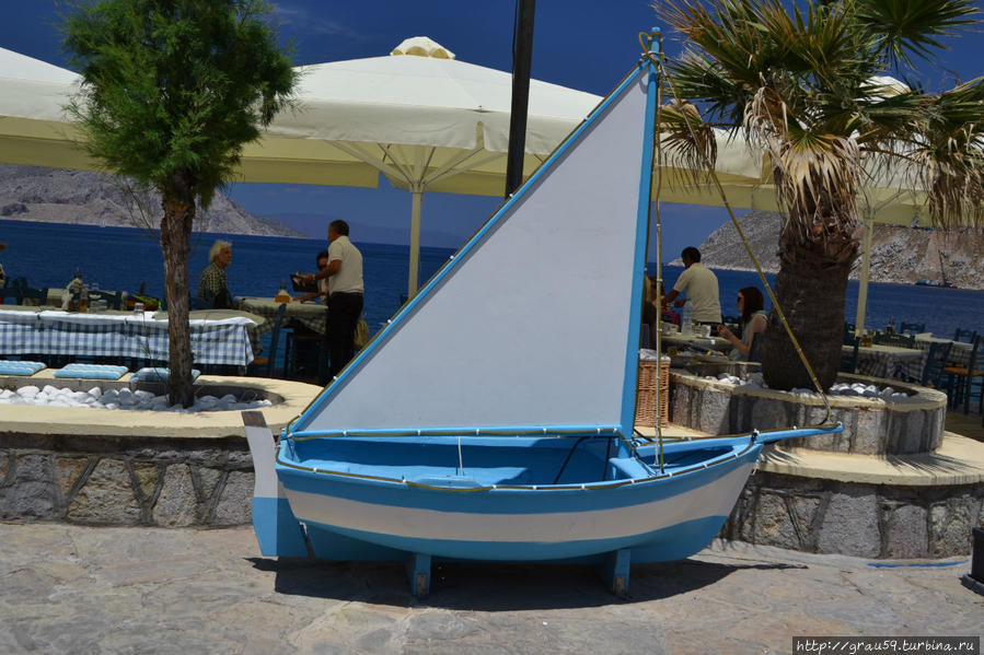 Что для греков кафе — для русских и прочих туристов пляж Сими, остров Сими, Греция