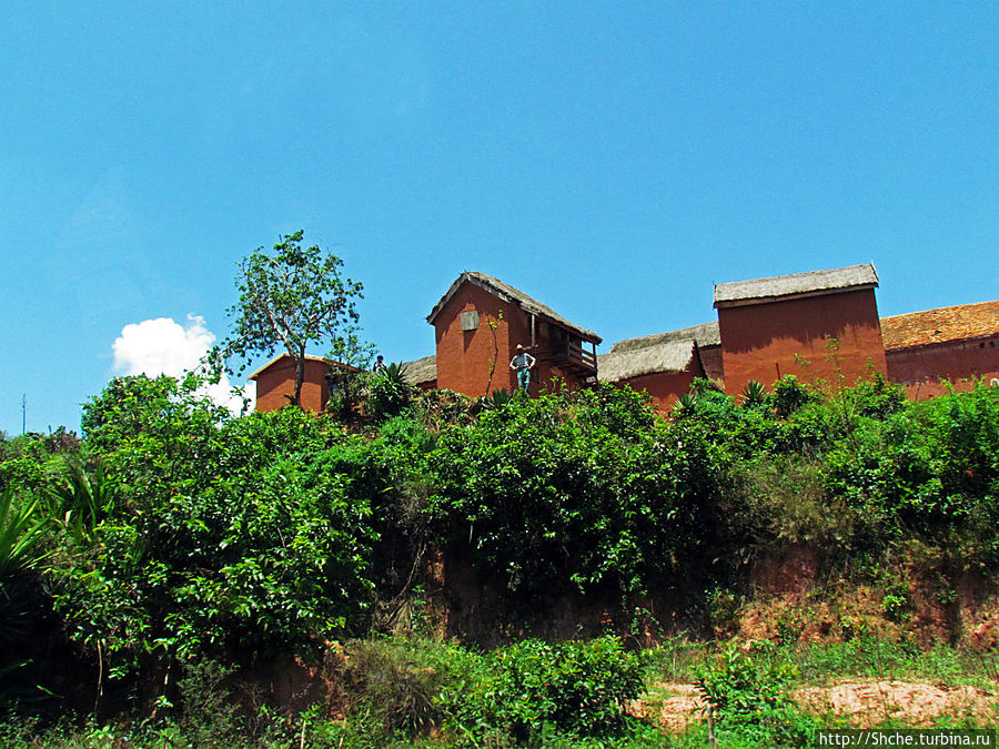 глиняные двухэтажные домики — преобладающая застройка этого региона Провинция Антананариву, Мадагаскар