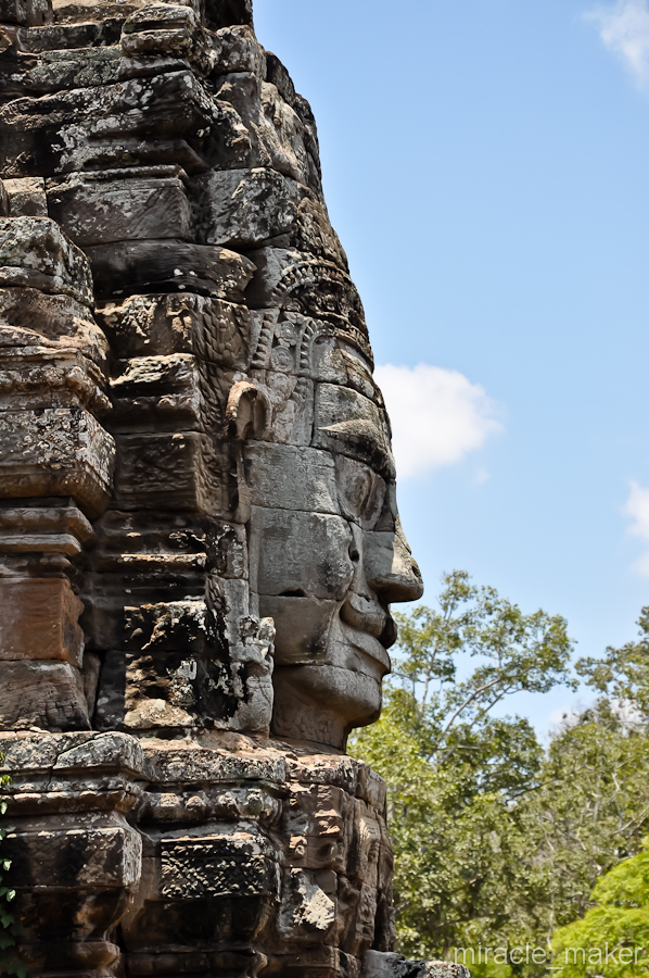Размеры каменных лиц от 1,75 до 2,4 метров. Ангкор (столица государства кхмеров), Камбоджа