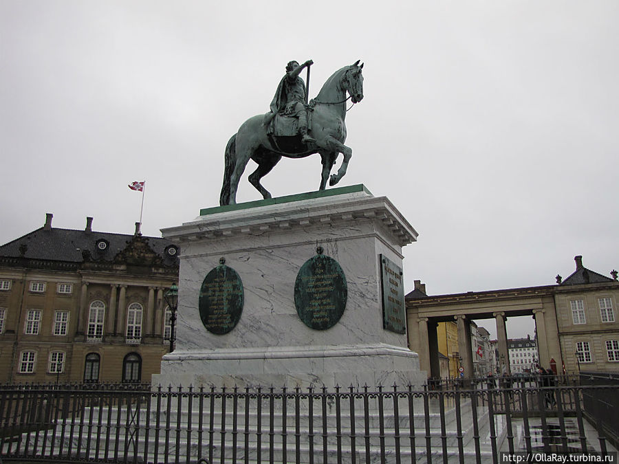 Конная статуя Фредерика V в центре Амалиенборгской площади. Копенгаген, Дания