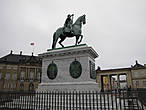 Конная статуя Фредерика V в центре Амалиенборгской площади.