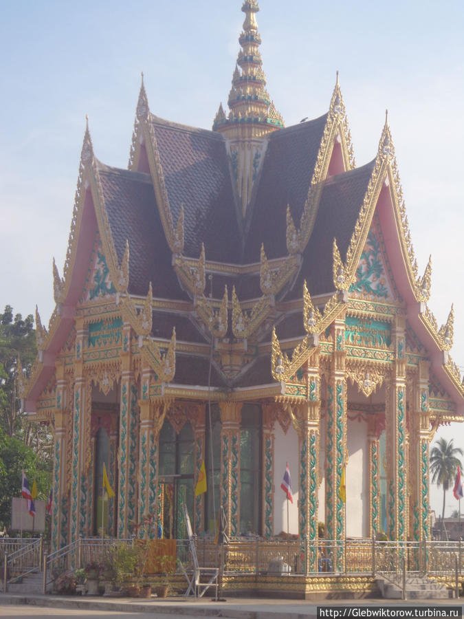 Прогулка около городского алтаря Накхон-Найок, Таиланд