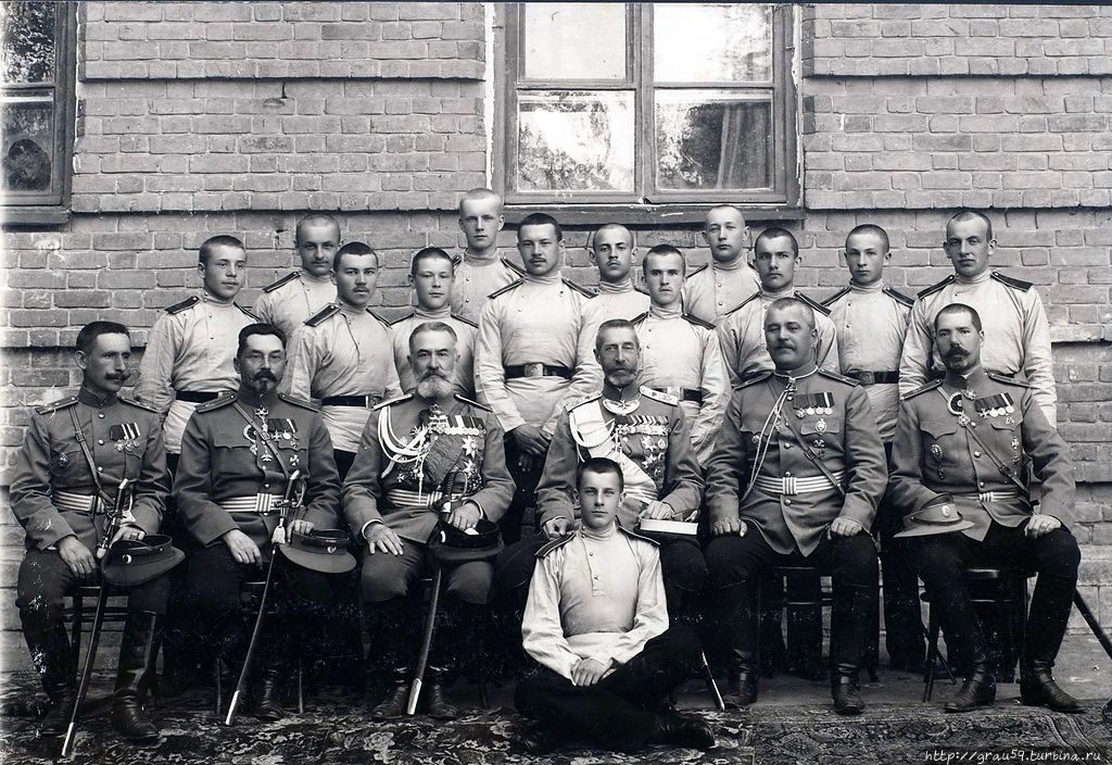 Константин Константинович (в центре) с преподавателями и учащимися Вольского кадетского корпуса, 17 мая 1914 года (Из Интернета)