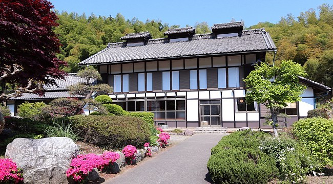 Школа шелководства Такайама-ша / Takayama-sha Sericulture School
