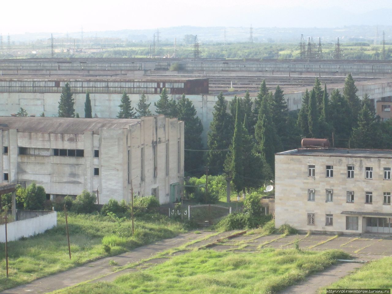 Смотровая площадка в доме напротив проходной КАЗа Кутаиси, Грузия