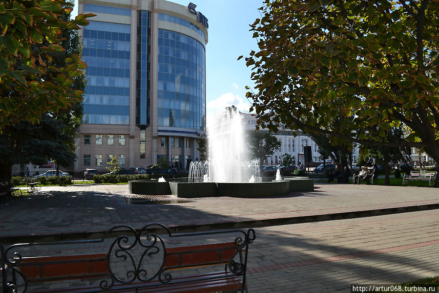 Сквер возле площади Ленина. Практически в каждом сквере городе есть фонтан, а в некоторых по несколько фонтанов. Тамбов, Россия