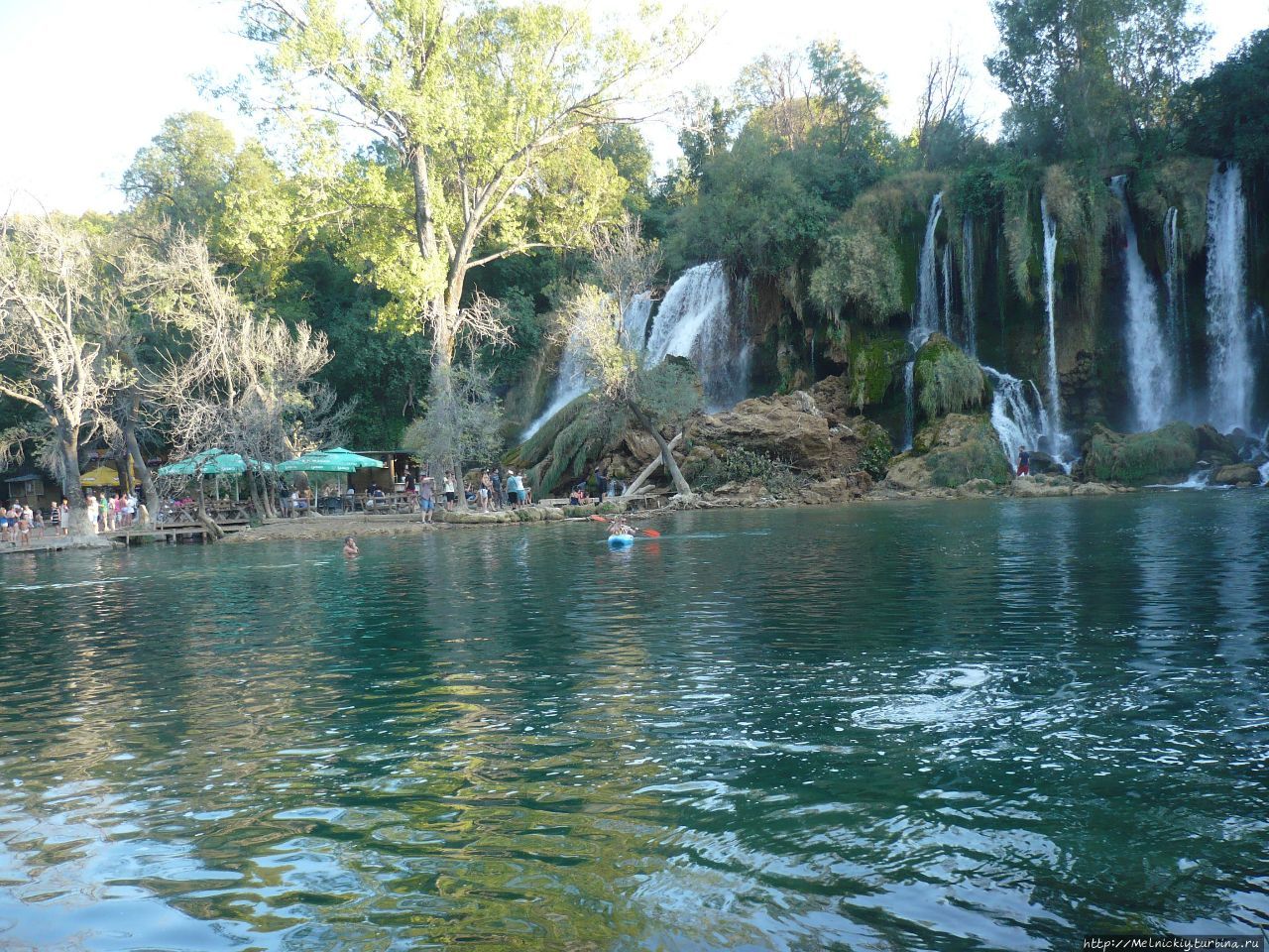 Веер, раскрытый над обрывом Кравица водопад, Босния и Герцеговина