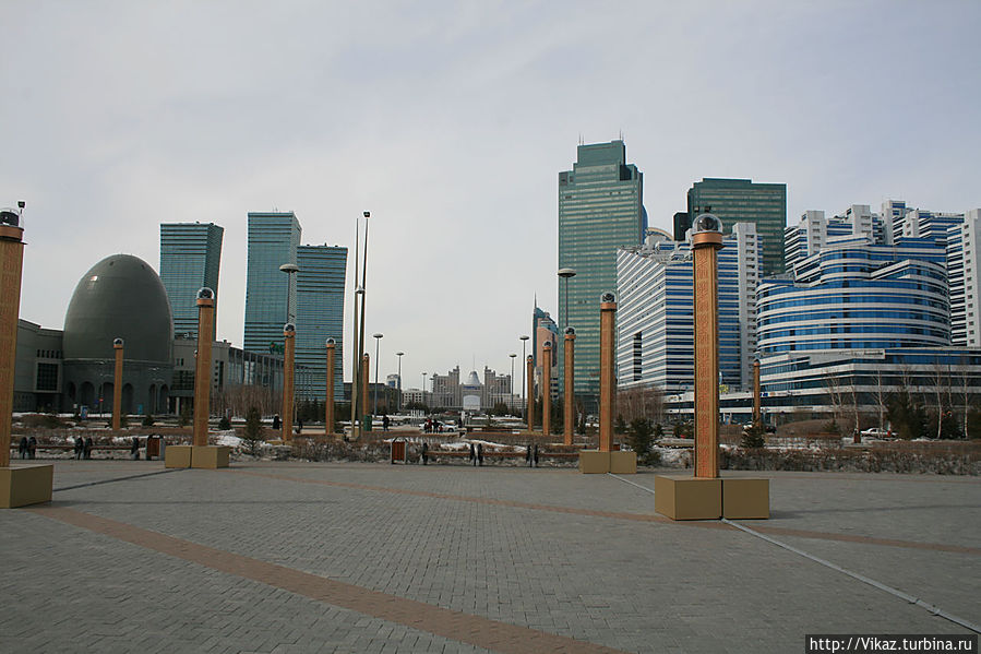 Площадь и дома возле Байтерека Астана, Казахстан