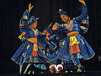 В южных и западных районах Шри-Ланки преобладают танцы, изображающие повадки животных и птиц. В танце «Маюра Ваинами» танцовщицы превращаются в павлинов, демонстрируя его гордую поступь и красочное оперение.