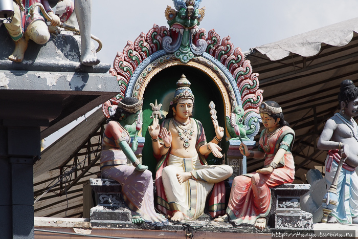 Храм Шри Мариамман Тэмпл. Изображение Муругана- бога войны. Фото из интернета