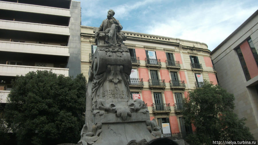 В Каталонии ценят таланты и тому подтверждение памятник драматургу и сценаристу Фредерику Солеру, безвременно умершему в 55 лет Барселона, Испания