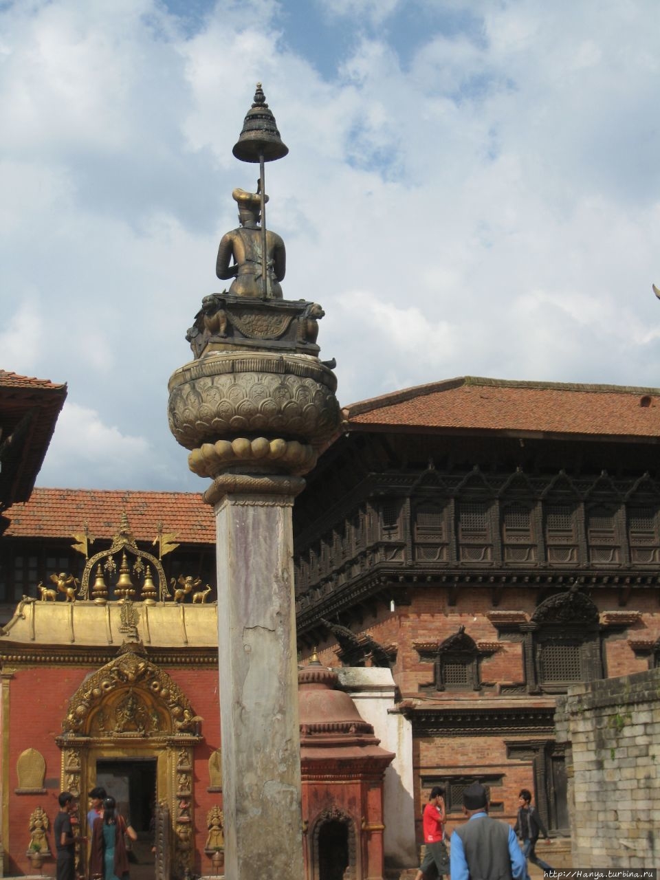 Молящийся монарх и безвестные авторы непальского Бхактапура