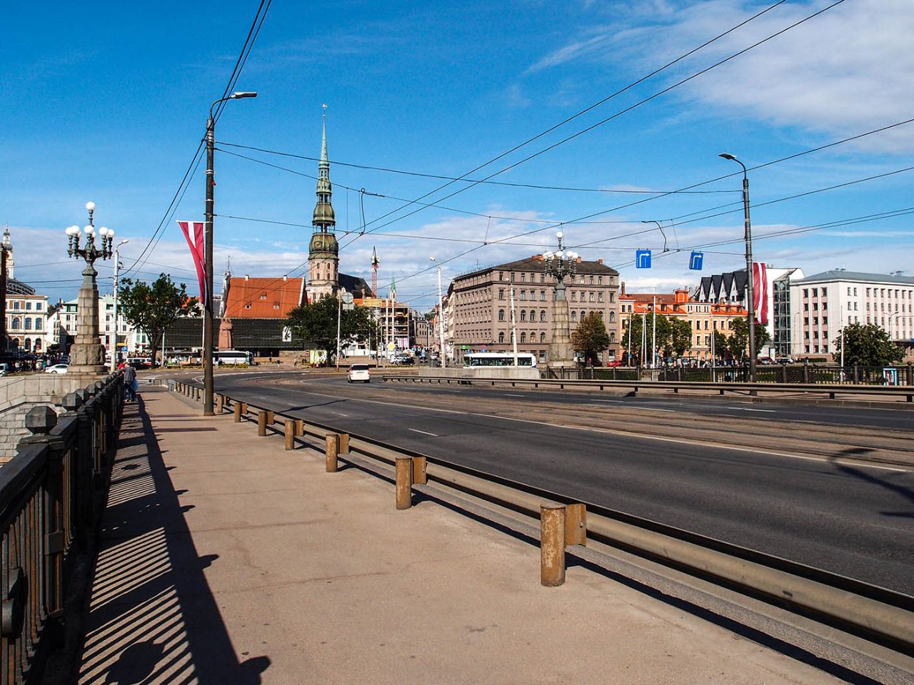 Синяя Даугава, радужные каналы и Два моста Рига, Латвия