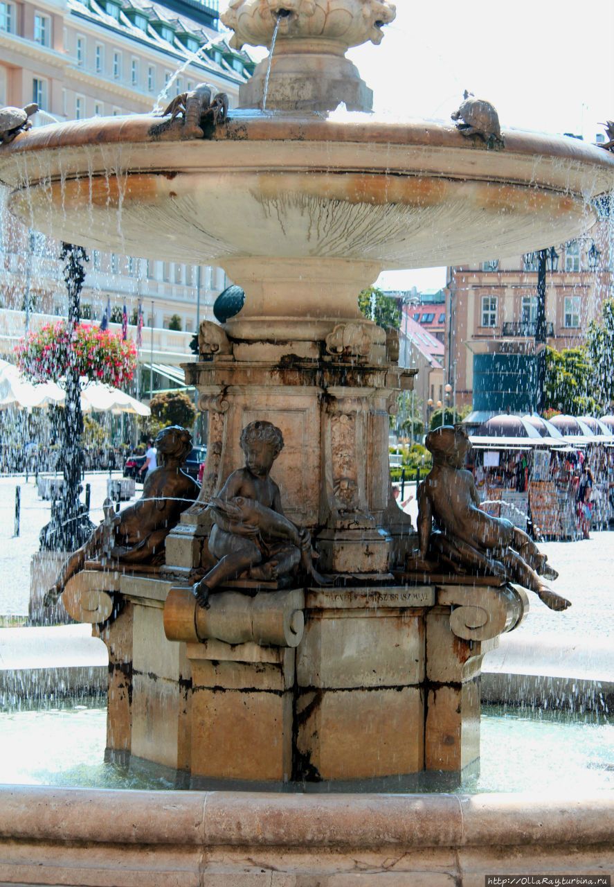 Фонтан Ганимед, созданный в стиле необарокко, стал первым фонтаном Братиславы, построенным исключительно с декоративной целью. Великолепная скульптурная группа, на мой взгляд, но особенно понравились мне морские животные, расположенные по окружности верхней чаши. Братислава, Словакия