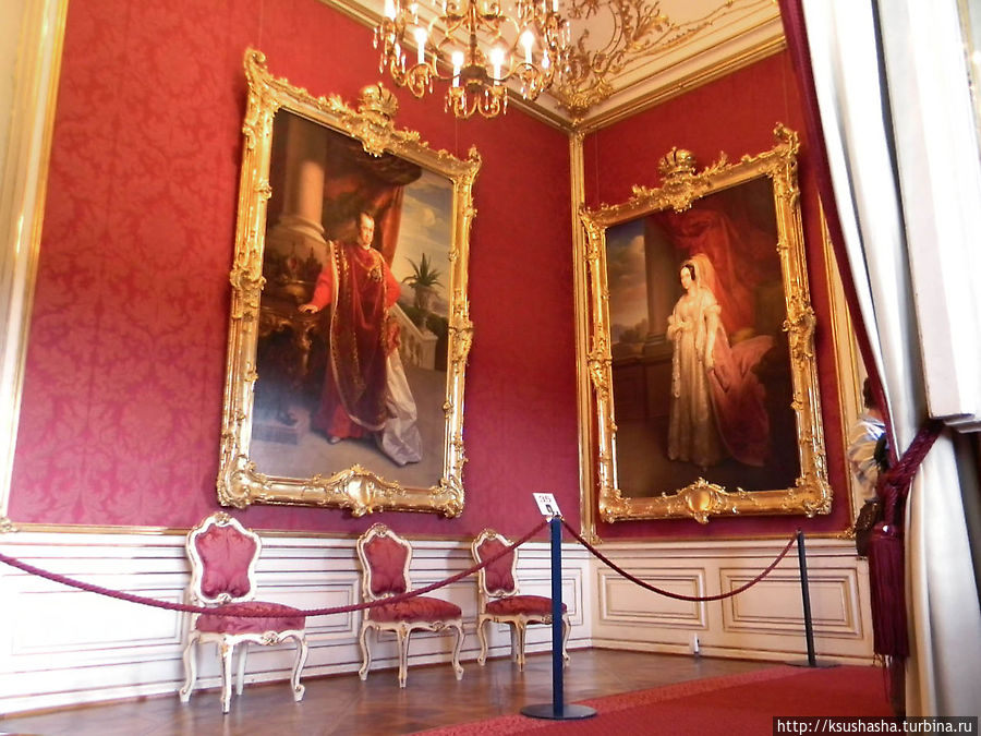 В красной комнате — портреты монархов, правивших в конце 18 — начале 19 века. Вена, Австрия
