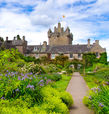 Нужно признать, что шотландские замки мало чем уступают свои французским сородичам.
