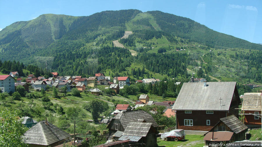 Вид на румынское село в Карпатах Румыния