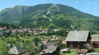 Вид на румынское село в Карпатах